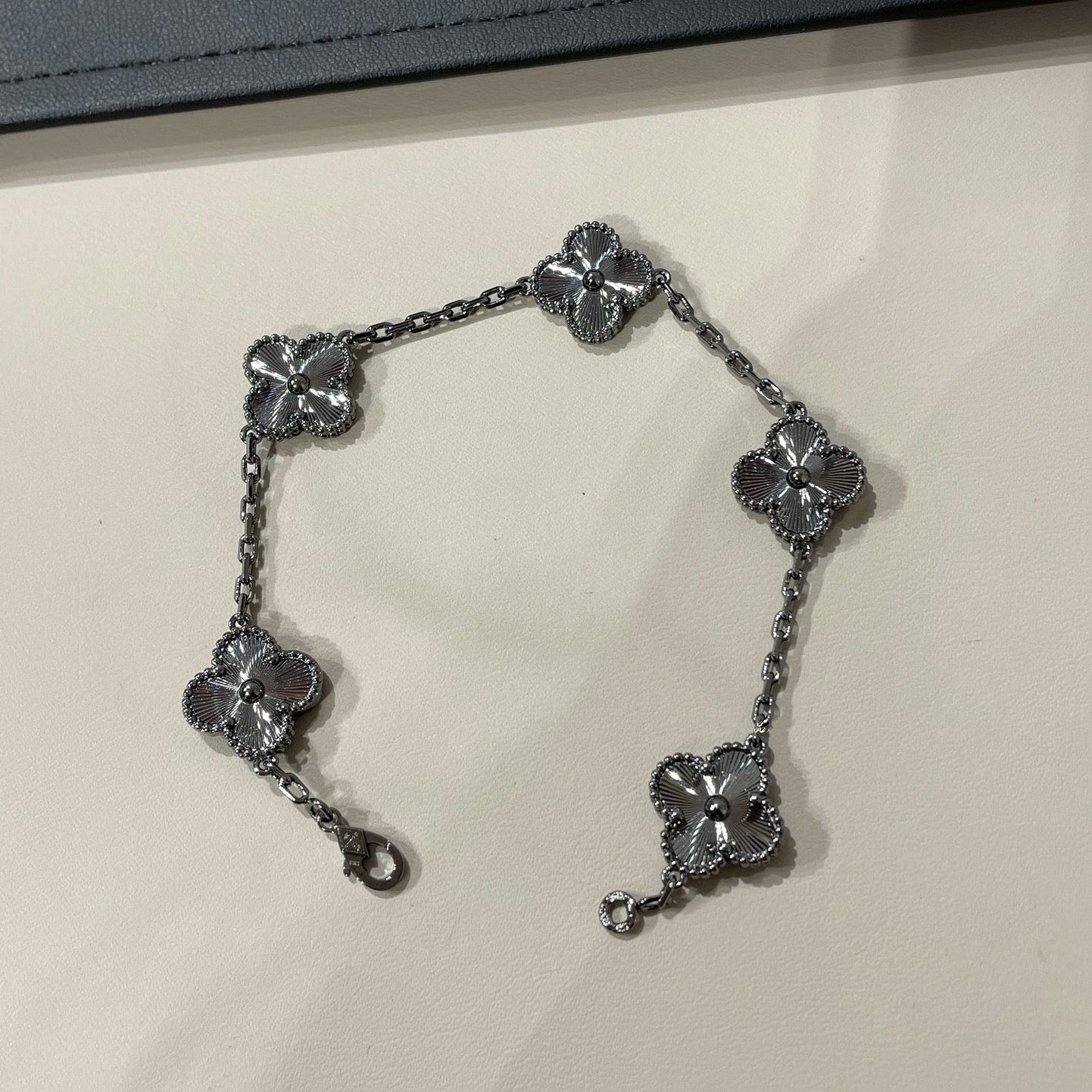 [Renovia Jewelry]CLOVER 5 MOTIF BLACK BRACELET
