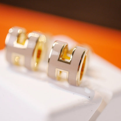[Renovia Jewelry]MINI POP H GOLD EARRINGS GREY