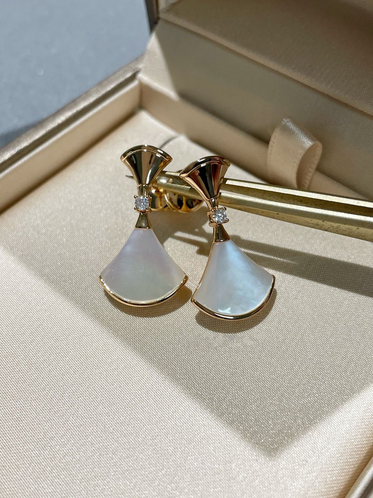 [Renovia Jewelry]DREAM MOP 1 DIAMOND EARRINGS