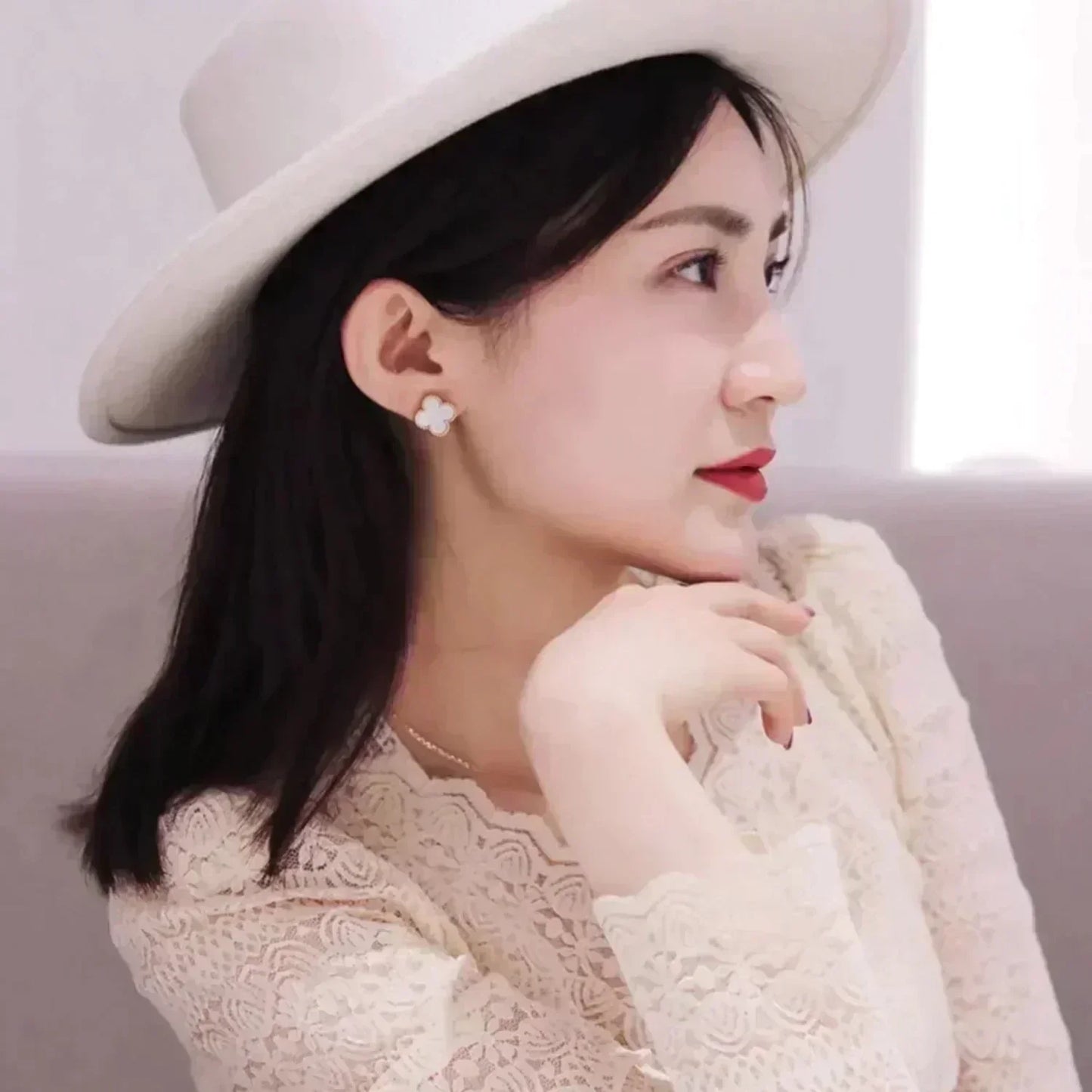 [Renovia Jewelry]CLOVER MEDIUM 1 MOTIFS  WHITE MOP STUD EARRINGS