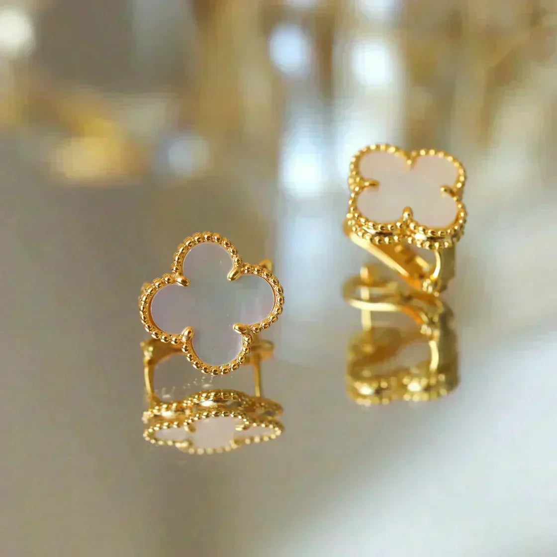 [Renovia Jewelry]CLOVER MEDIUM 1 MOTIFS  WHITE MOP STUD EARRINGS