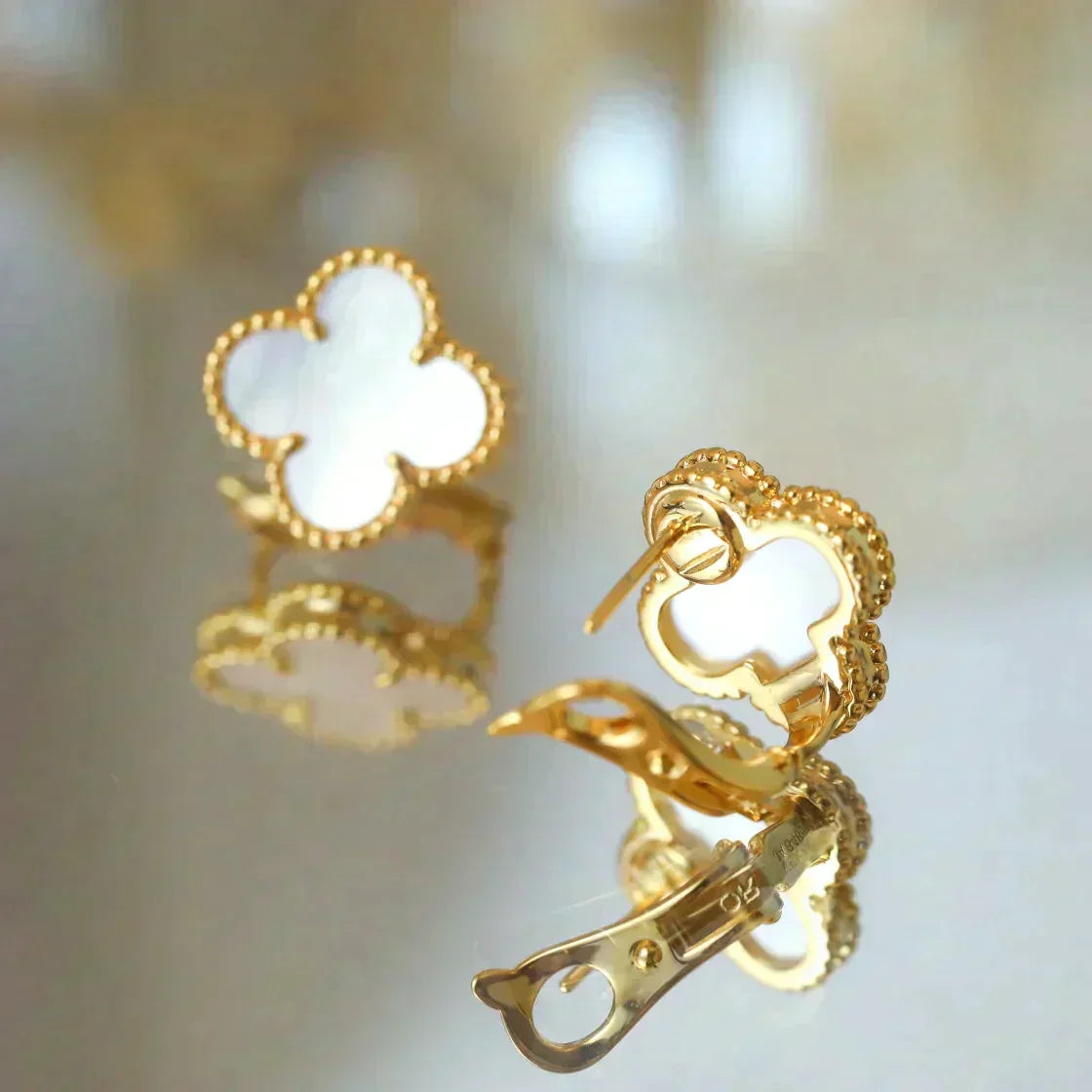 [Renovia Jewelry]CLOVER MEDIUM 1 MOTIFS  WHITE MOP STUD EARRINGS