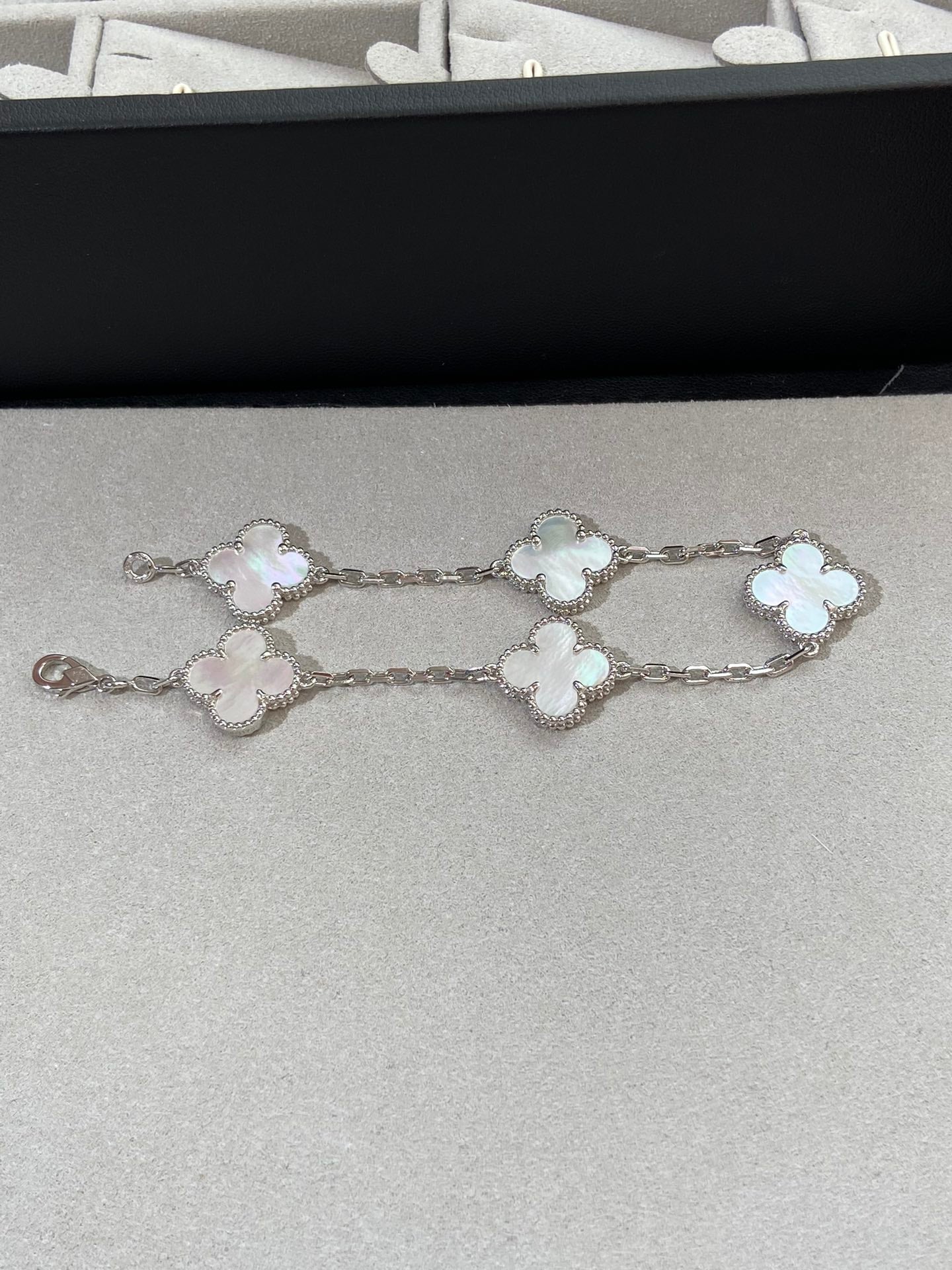 [Renovia Jewelry]CLOVER WHITE PEARL MOP 5 MOTIF BRACELET COLLECTION