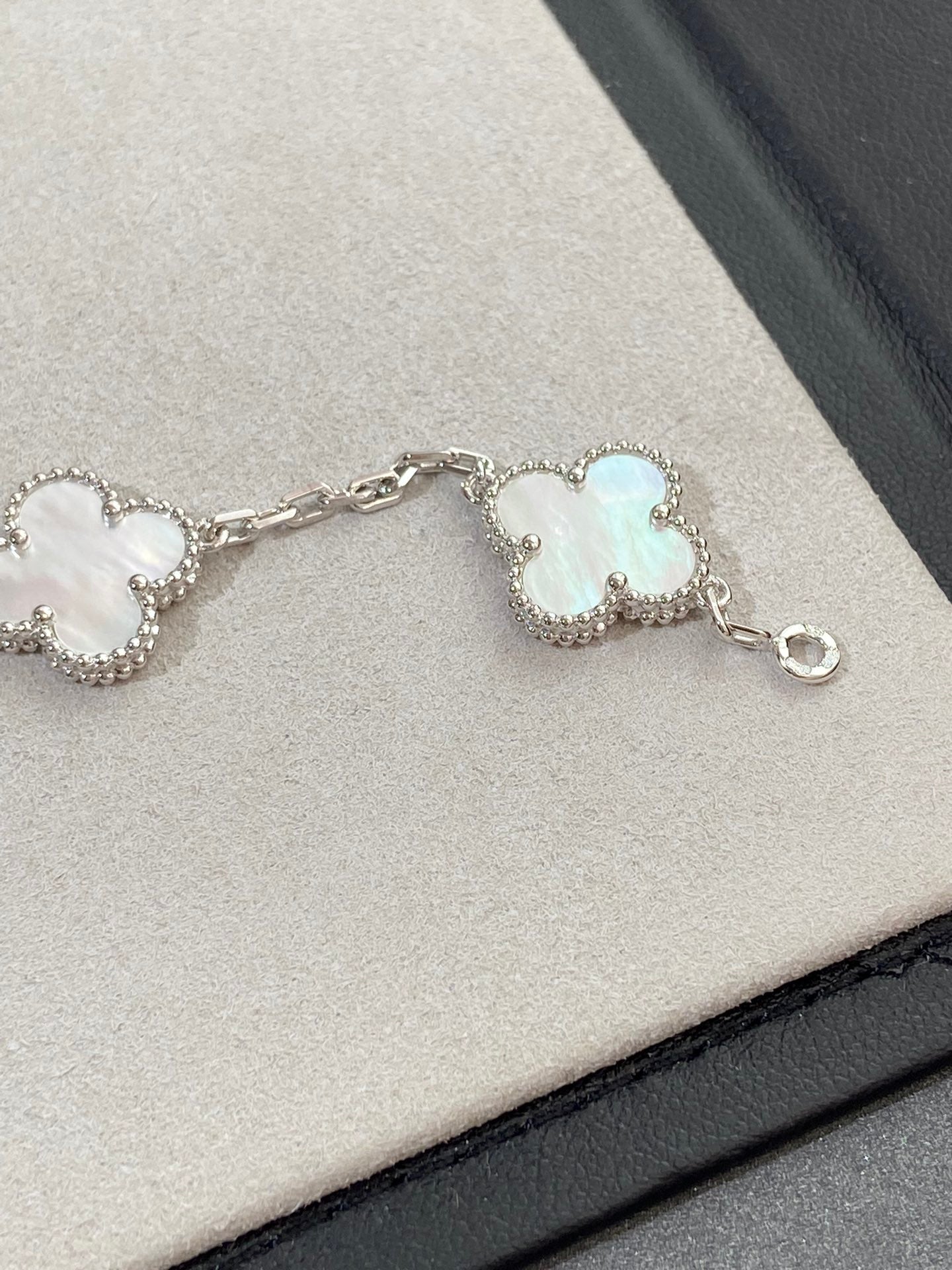 [Renovia Jewelry]CLOVER WHITE PEARL MOP 5 MOTIF BRACELET COLLECTION