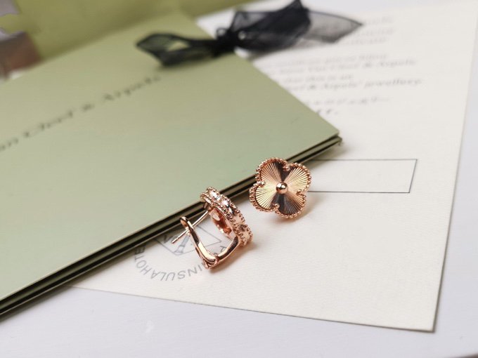 [Renovia Jewelry]CLOVER MEDIUM STUD EARRINGS
