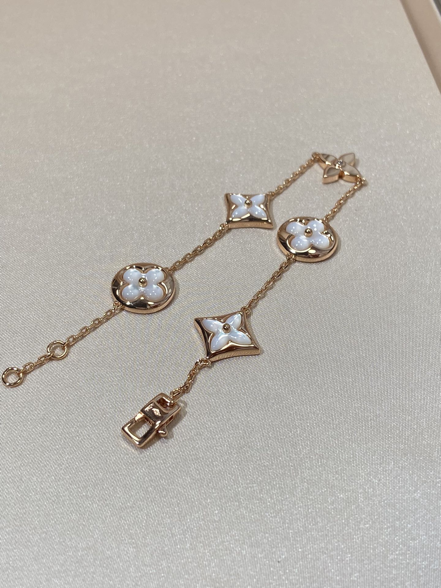 [Renovia Jewelry]STAR AND SUN 5 MOTIF MOP PINK GOLD BRACELET