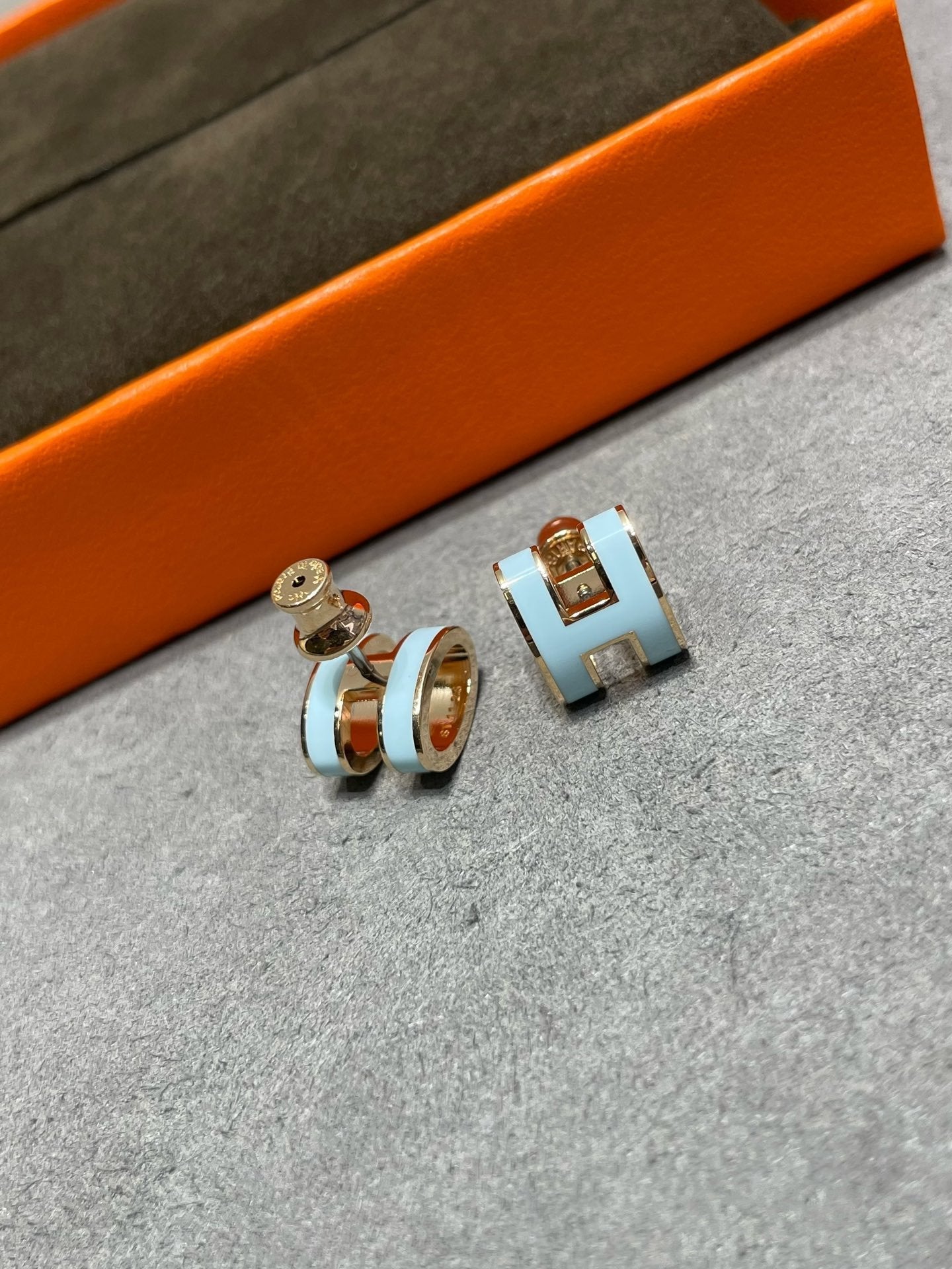 [Renovia Jewelry]POP H SKY BLUE STUD EARRINGS