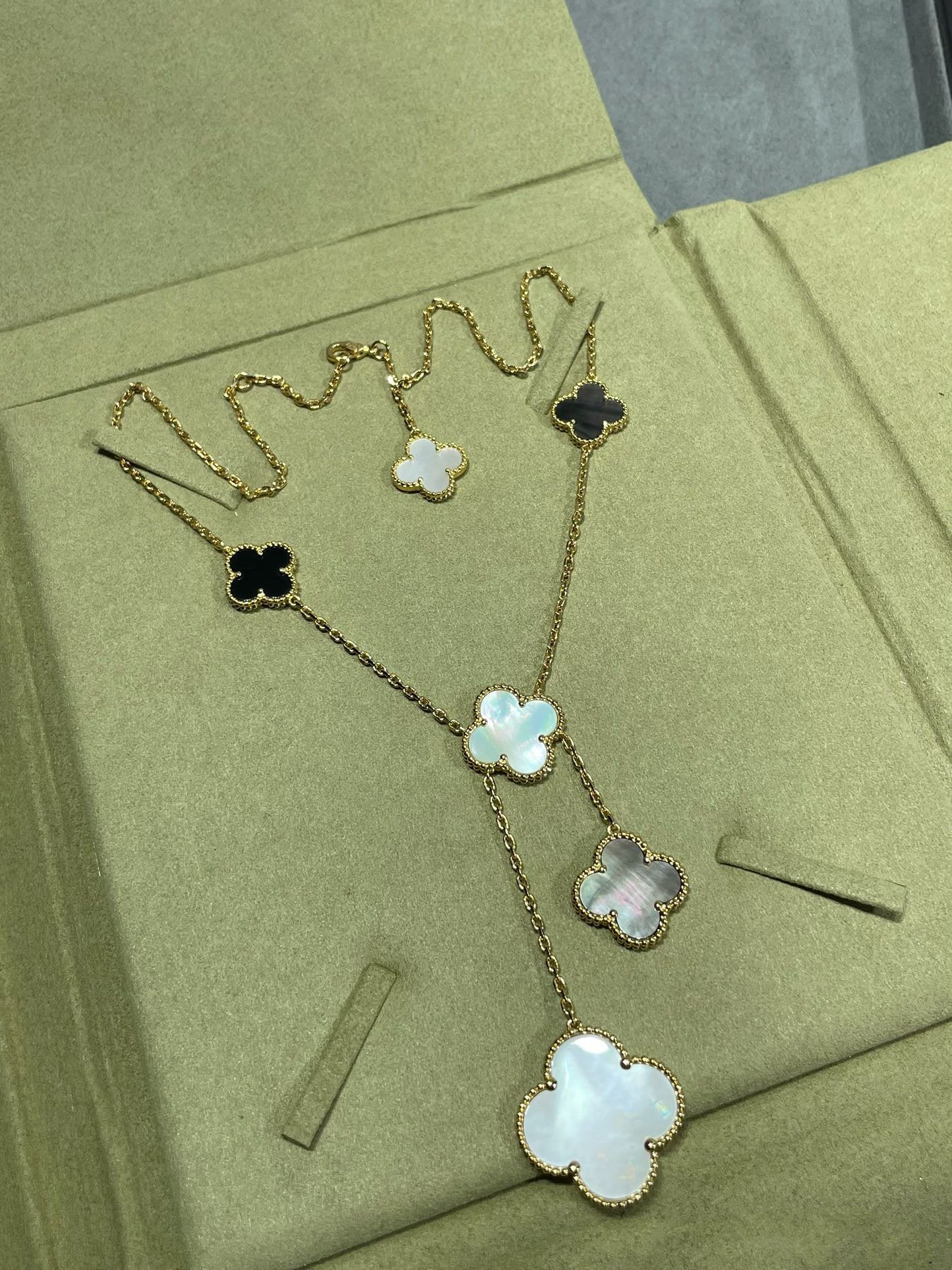 [Renovia Jewelry]CLOVER 6 MOTIF MOP ONYX GOLD NECKLACE