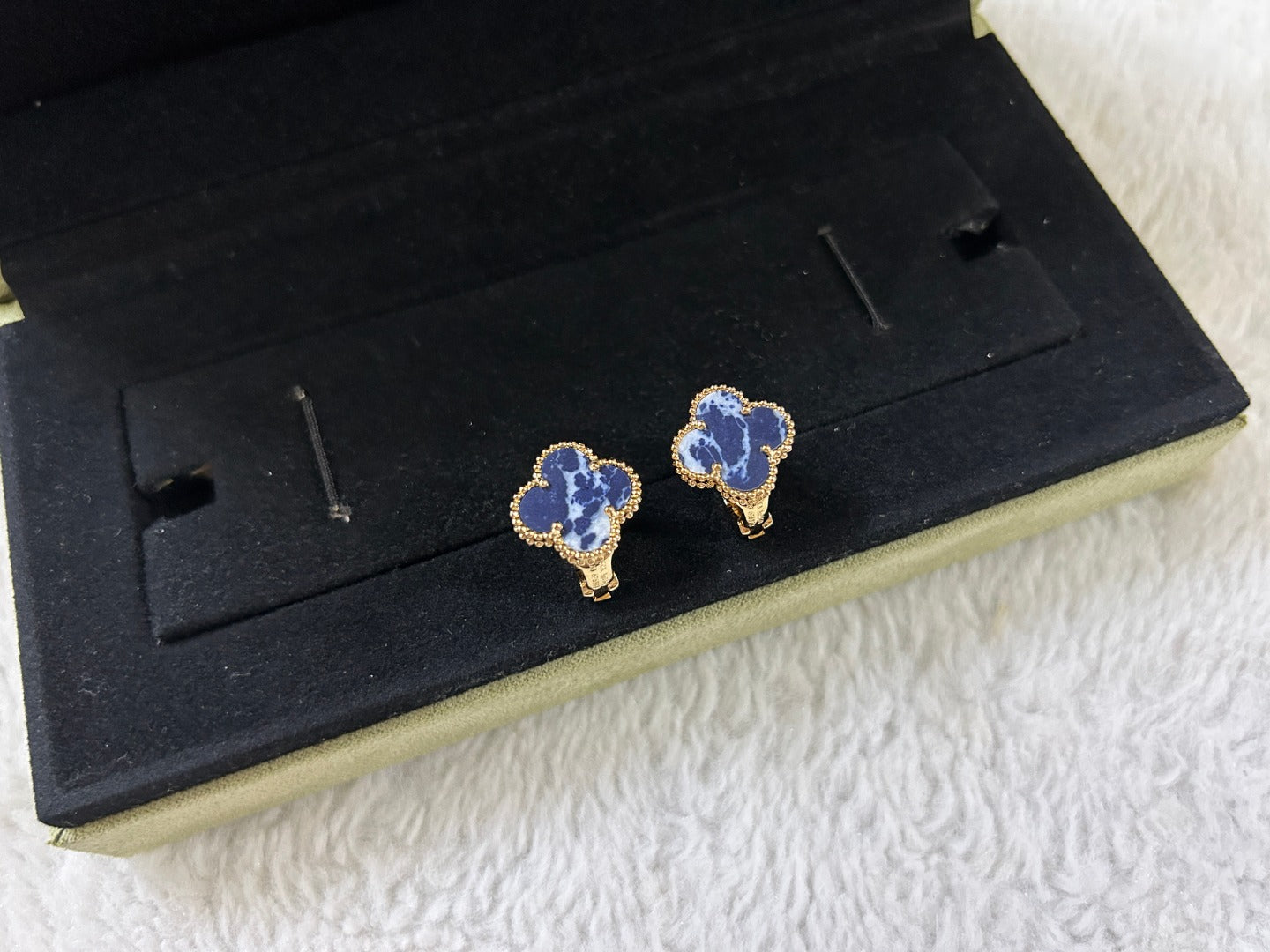 [Renovia Jewelry]CLOVER PIETERSITE MEDIUM STUD EARRINGS