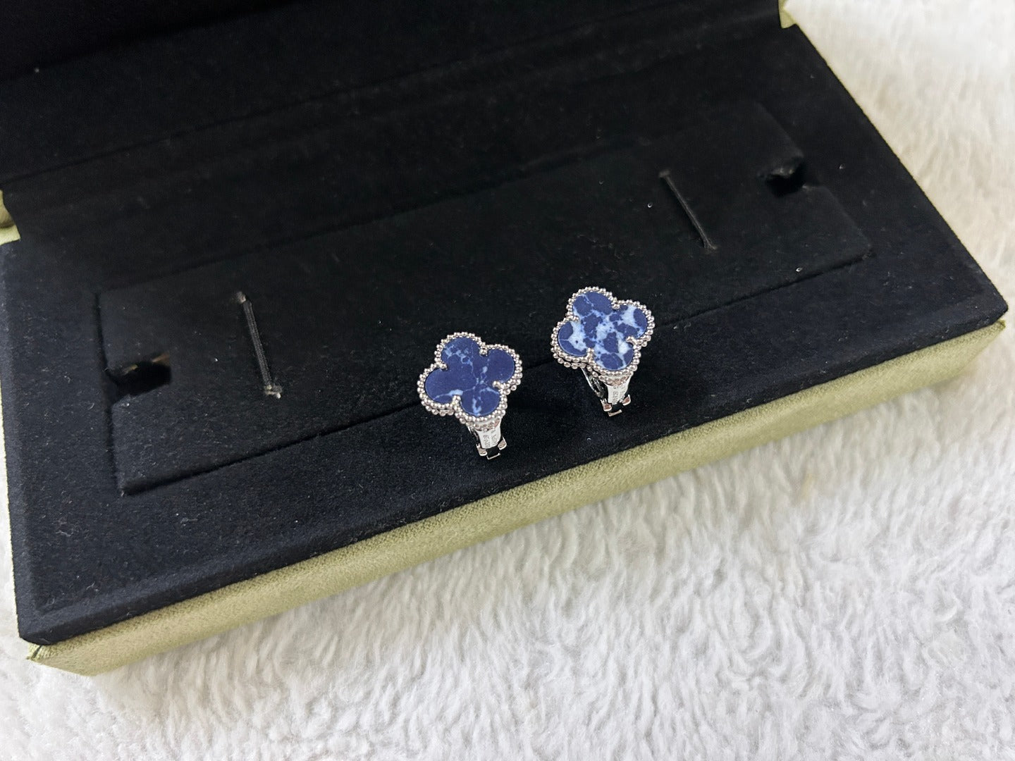 [Renovia Jewelry]CLOVER PIETERSITE MEDIUM STUD EARRINGS