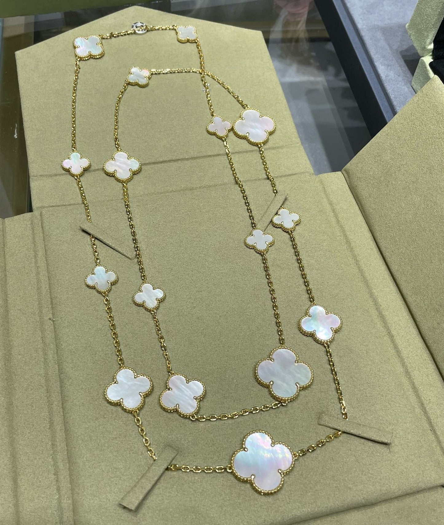 [Renovia Jewelry]CLOVER 16 MOTIF WHITE MOP GOLD NECKLACE