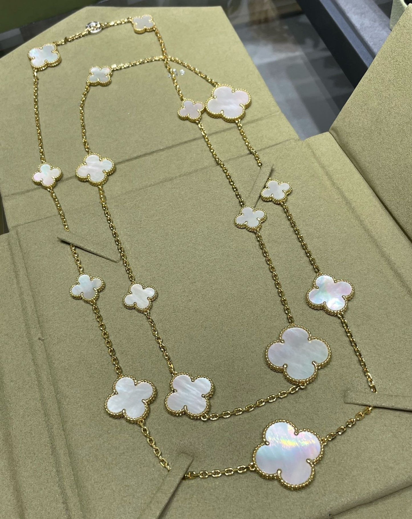 [Renovia Jewelry]CLOVER 16 MOTIF WHITE MOP GOLD NECKLACE