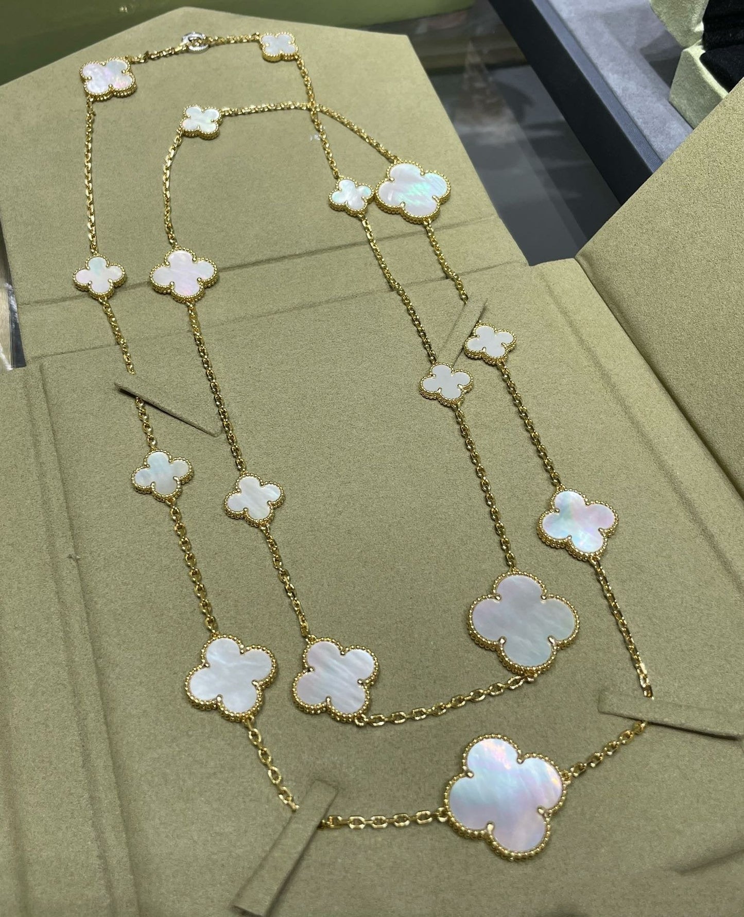 [Renovia Jewelry]CLOVER 16 MOTIF WHITE MOP GOLD NECKLACE