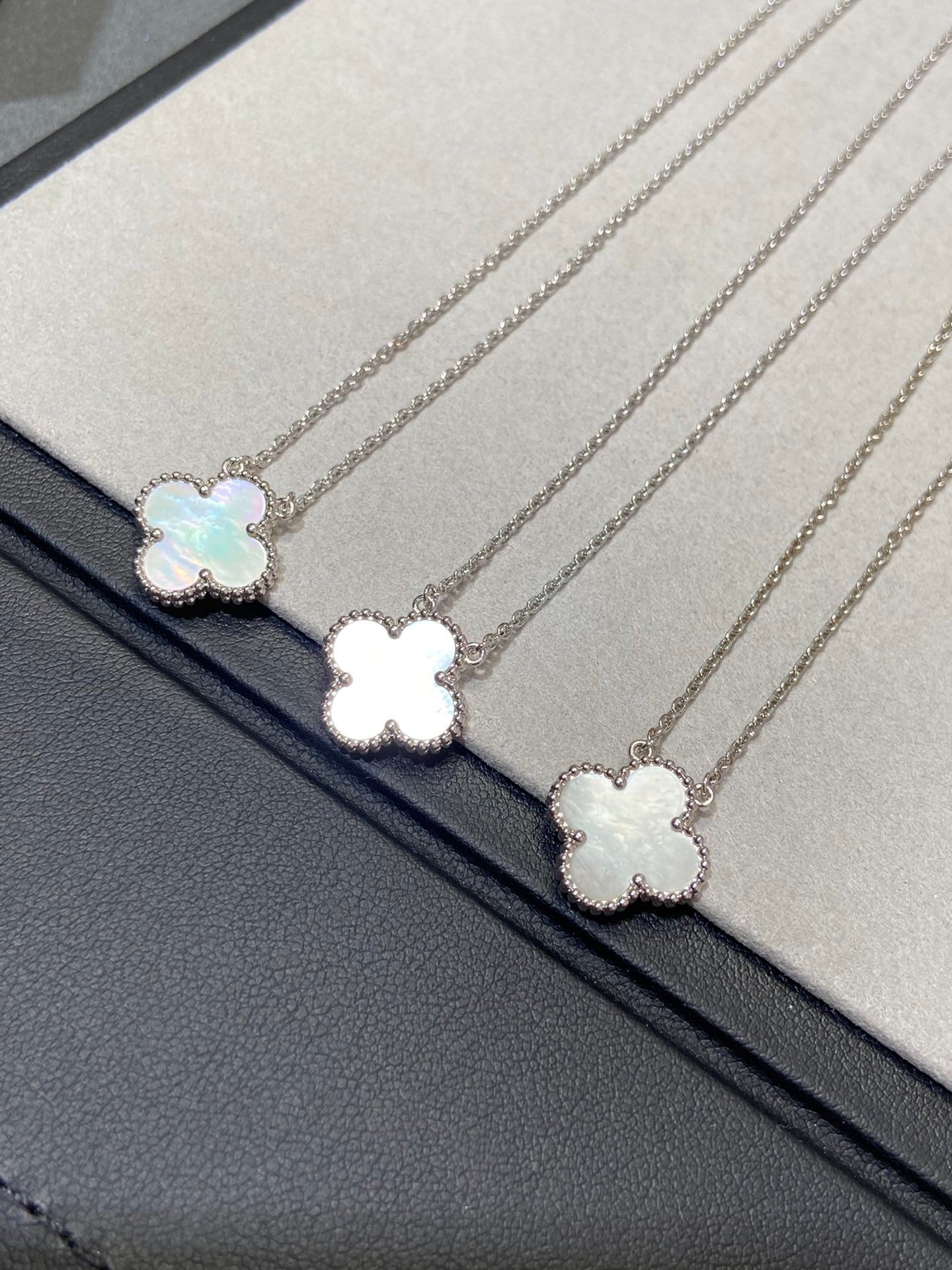 [Renovia Jewelry]CLOVER MEDIUM SILVER WHITE MOP NECKLACE