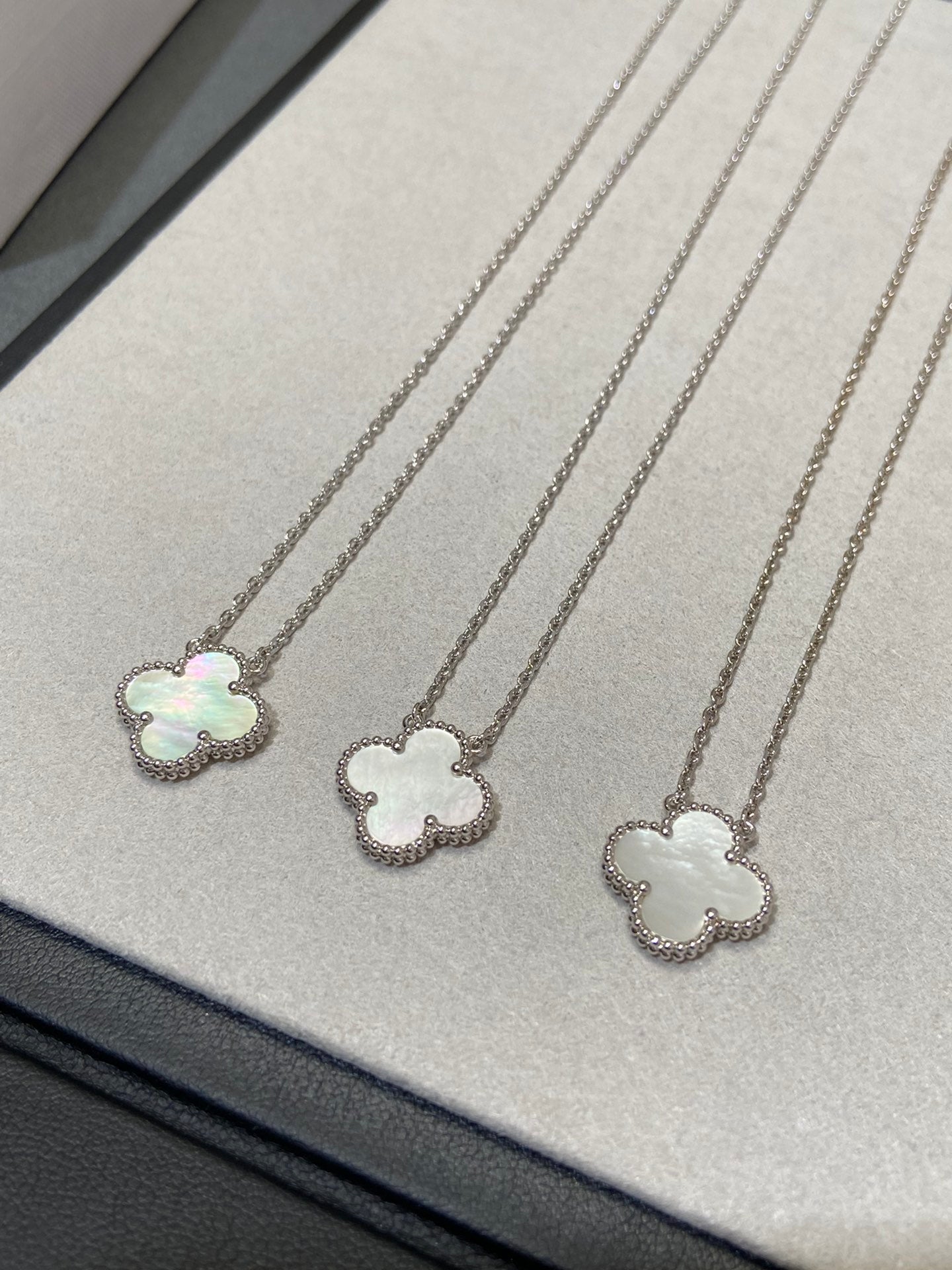 [Renovia Jewelry]CLOVER MEDIUM SILVER WHITE MOP NECKLACE