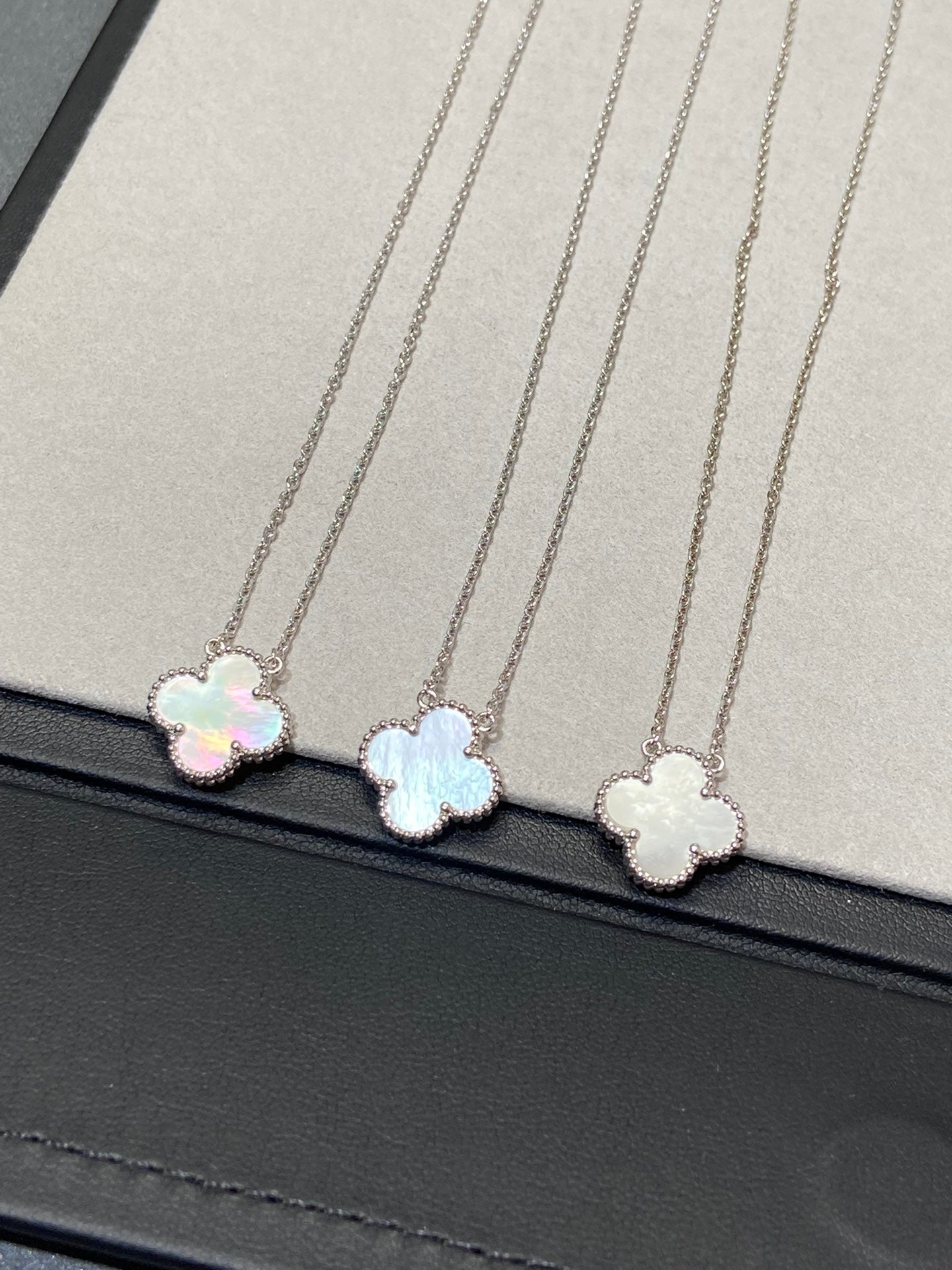 [Renovia Jewelry]CLOVER MEDIUM SILVER WHITE MOP NECKLACE