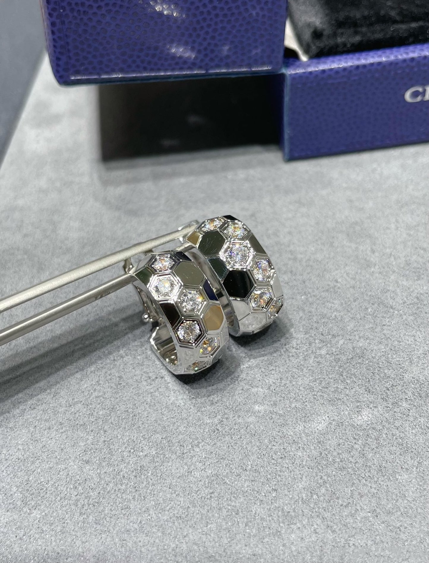[Renovia Jewelry]BEE LOVE DIAMOND HOOP EARRINGS