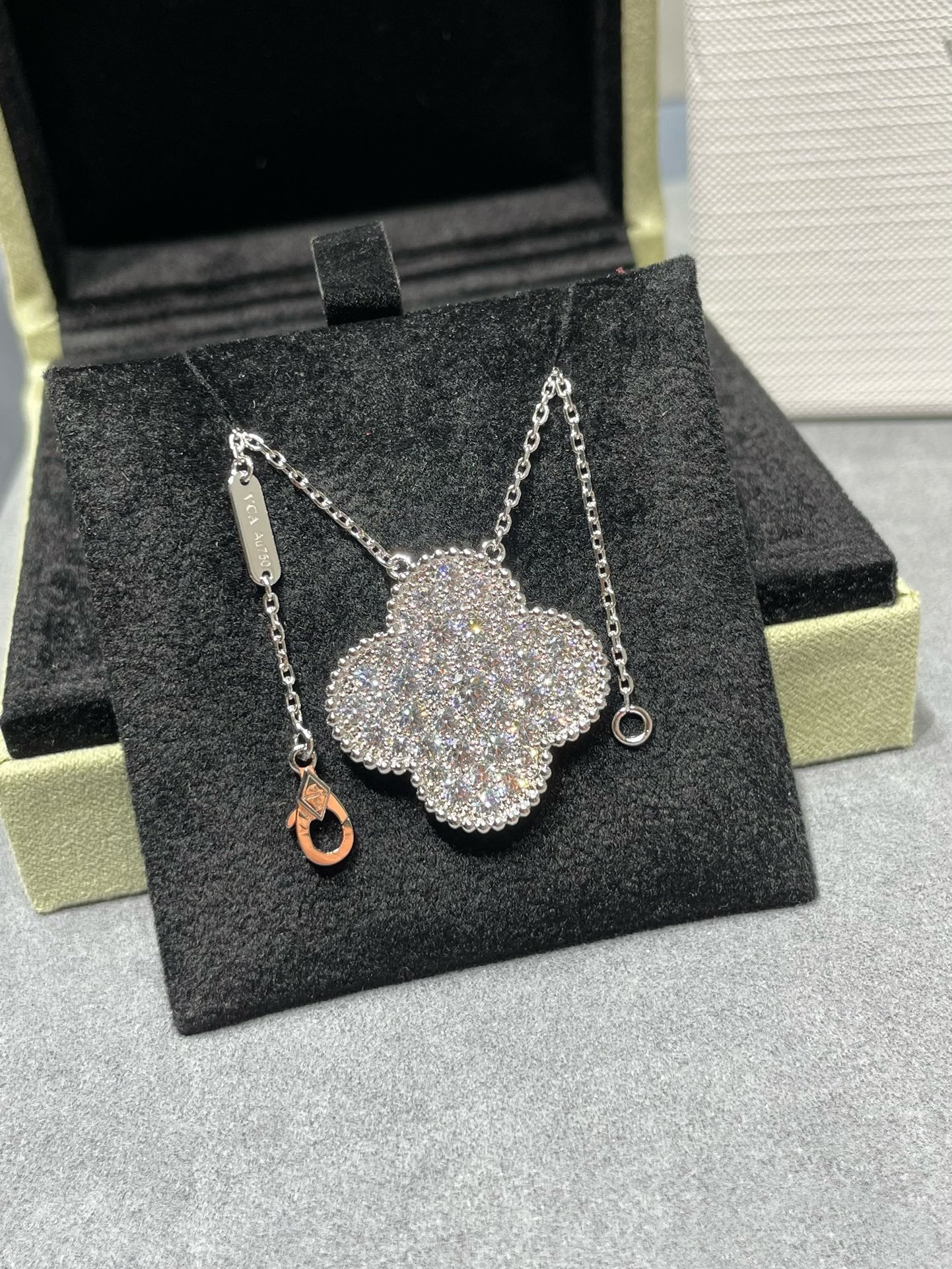 [Renovia Jewelry]CLOVER 25MM LARGE PENDANT DIAMOND PAVED SILVER NECKLACE