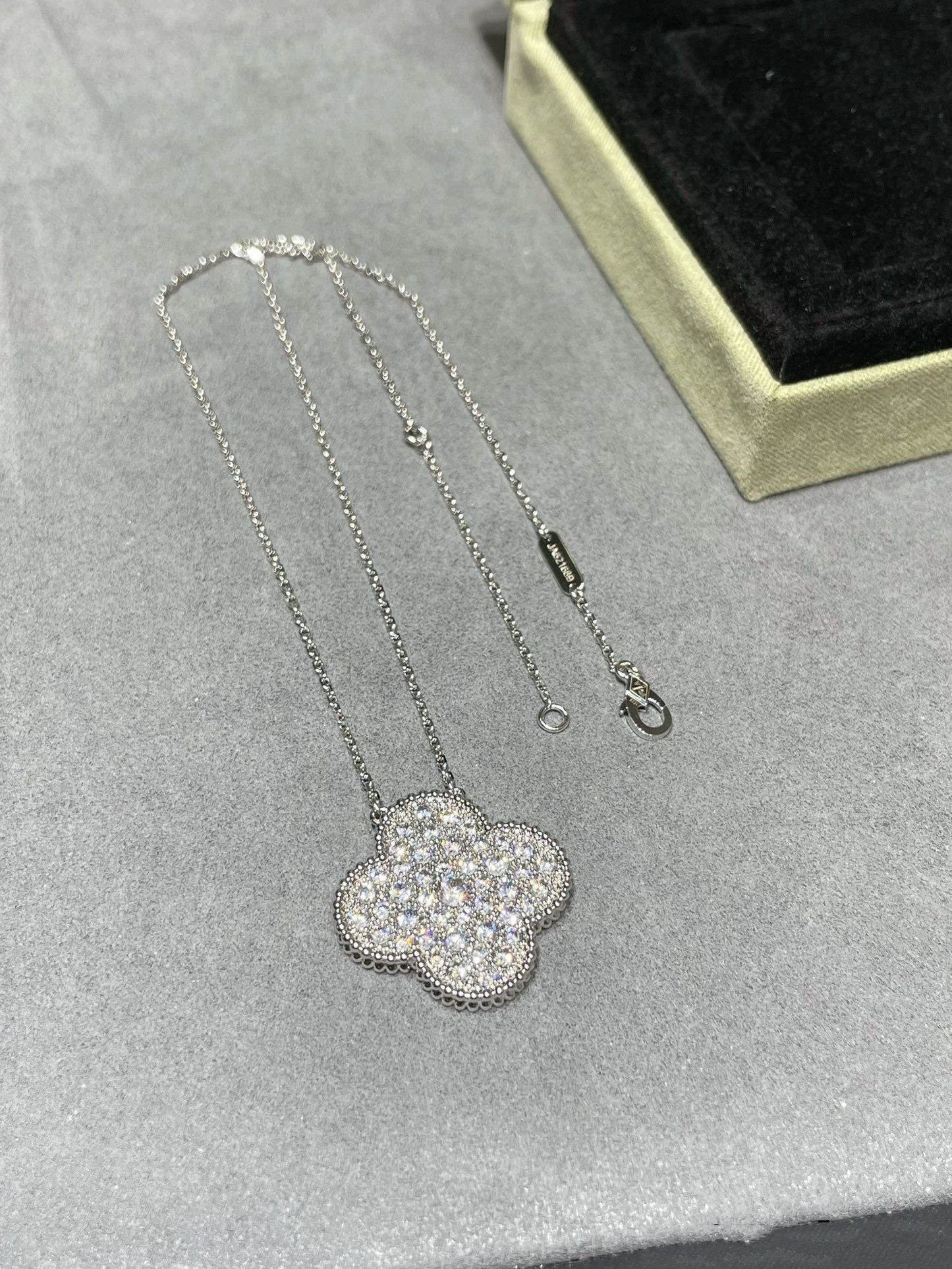 [Renovia Jewelry]CLOVER 25MM LARGE PENDANT DIAMOND PAVED SILVER NECKLACE