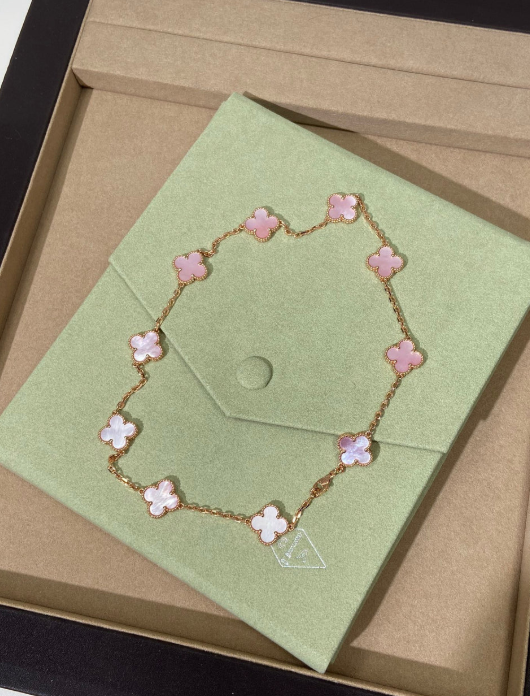 [Renovia Jewelry Jewellery] Pink Necklace with Ten Clover Designs