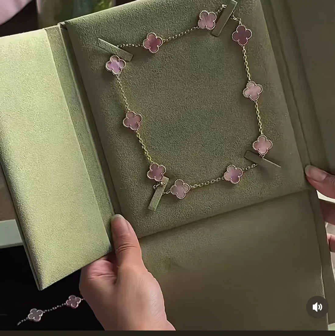 [Renovia Jewelry Jewellery] Pink Necklace with Ten Clover Designs