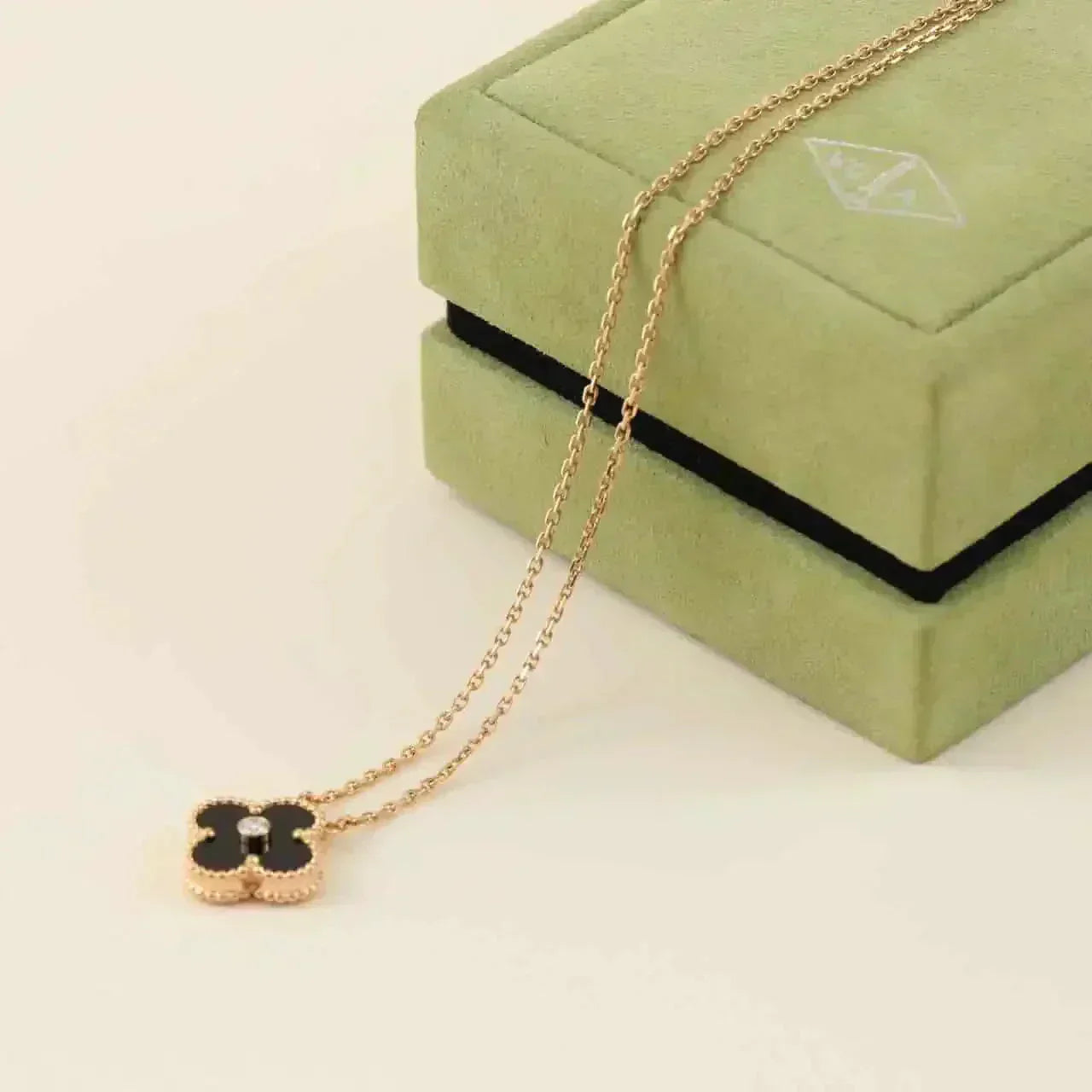 [Renovia Jewelry]CLOVER 15MM DIAMOND ONYX NECKLACE