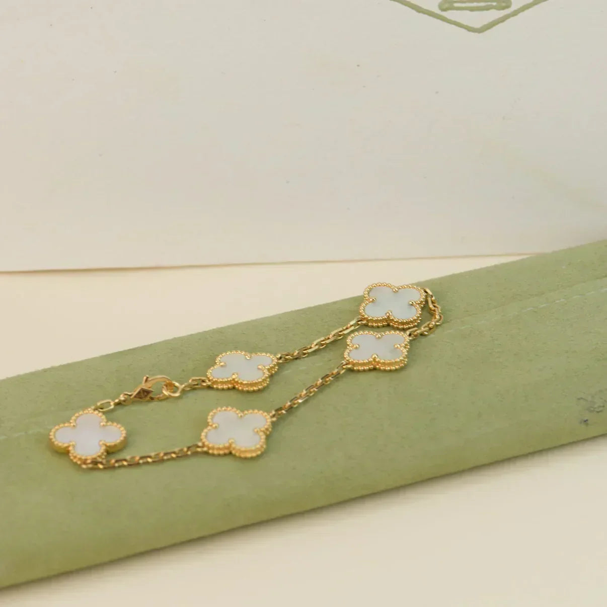 [Renovia Jewelry]CLOVER WHITE PEARL MOP 5 MOTIF BRACELET COLLECTION