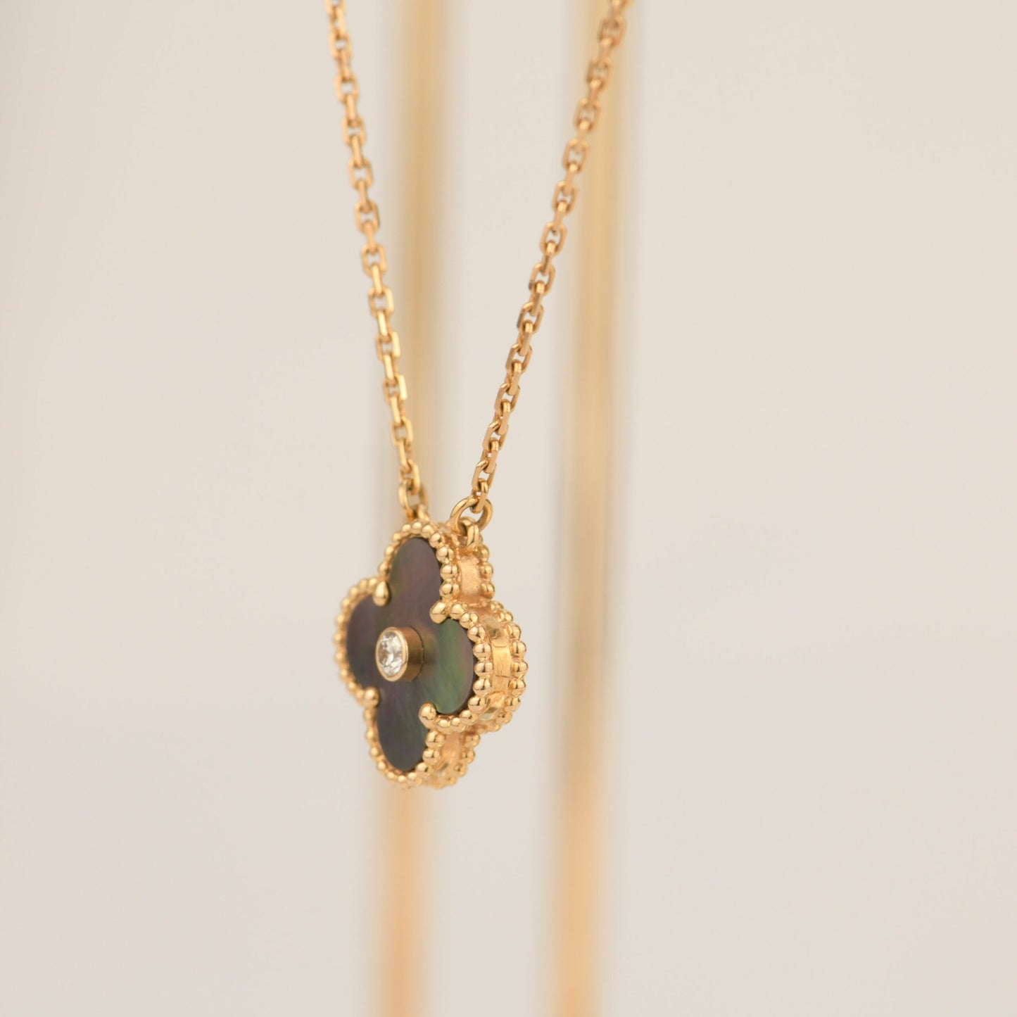 [Renovia Jewelry]CLOVER 15MM DIAMOND AND MOTHER-OF-GREY NECKLACE
