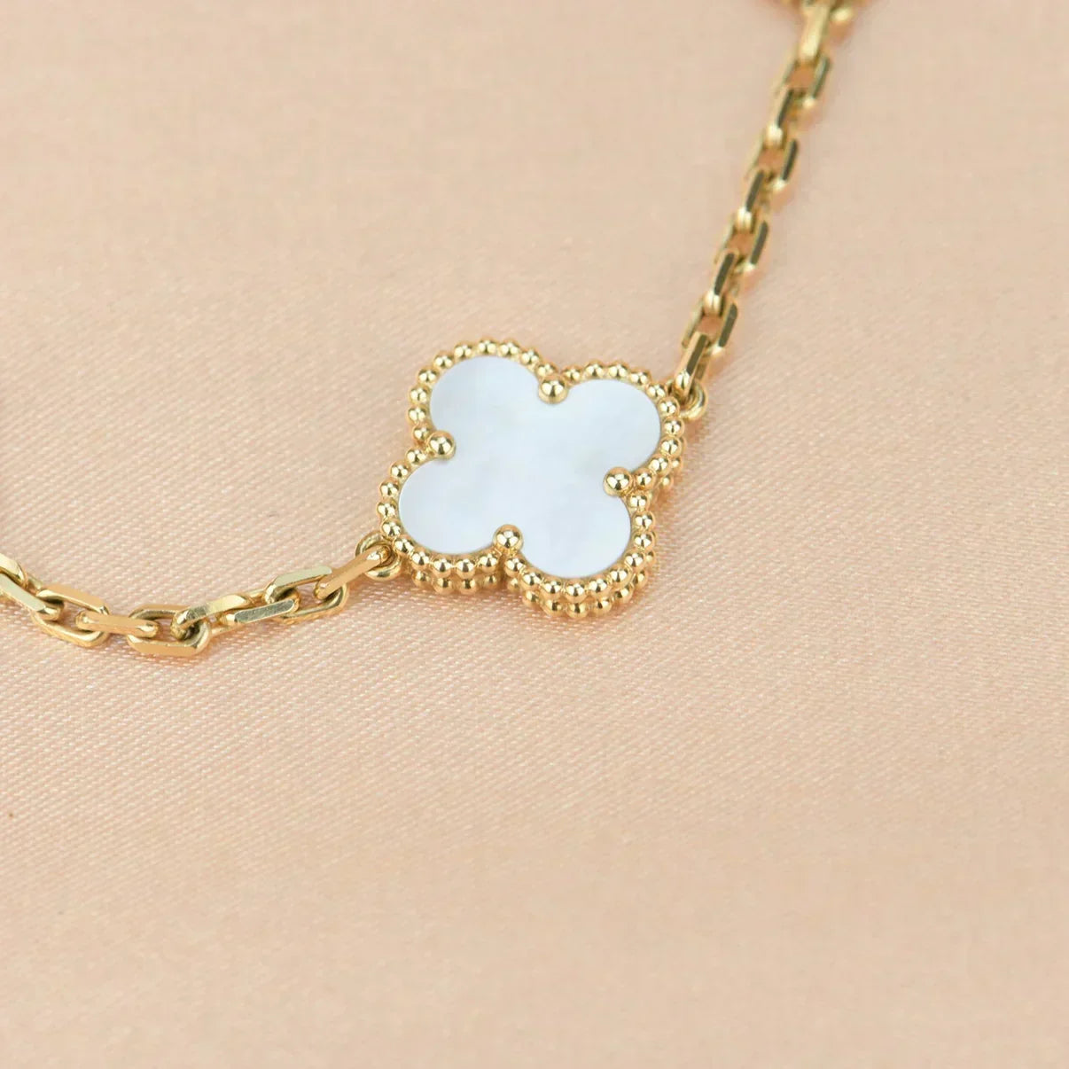[Renovia Jewelry]CLOVER WHITE PEARL MOP 5 MOTIF BRACELET COLLECTION