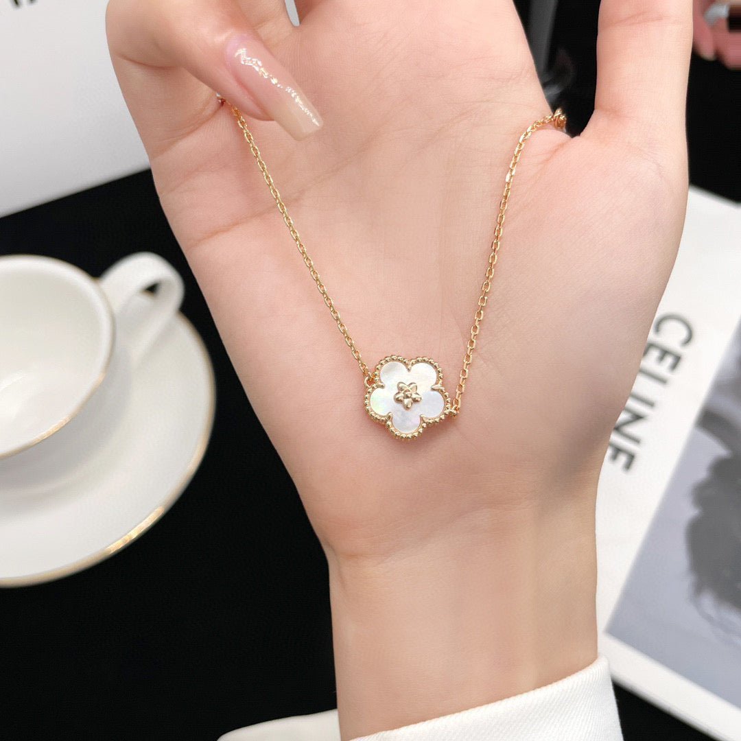 [Renovia Jewelry]LUCKY WHITE MOP PLUM BLOSSOM  BRACELET