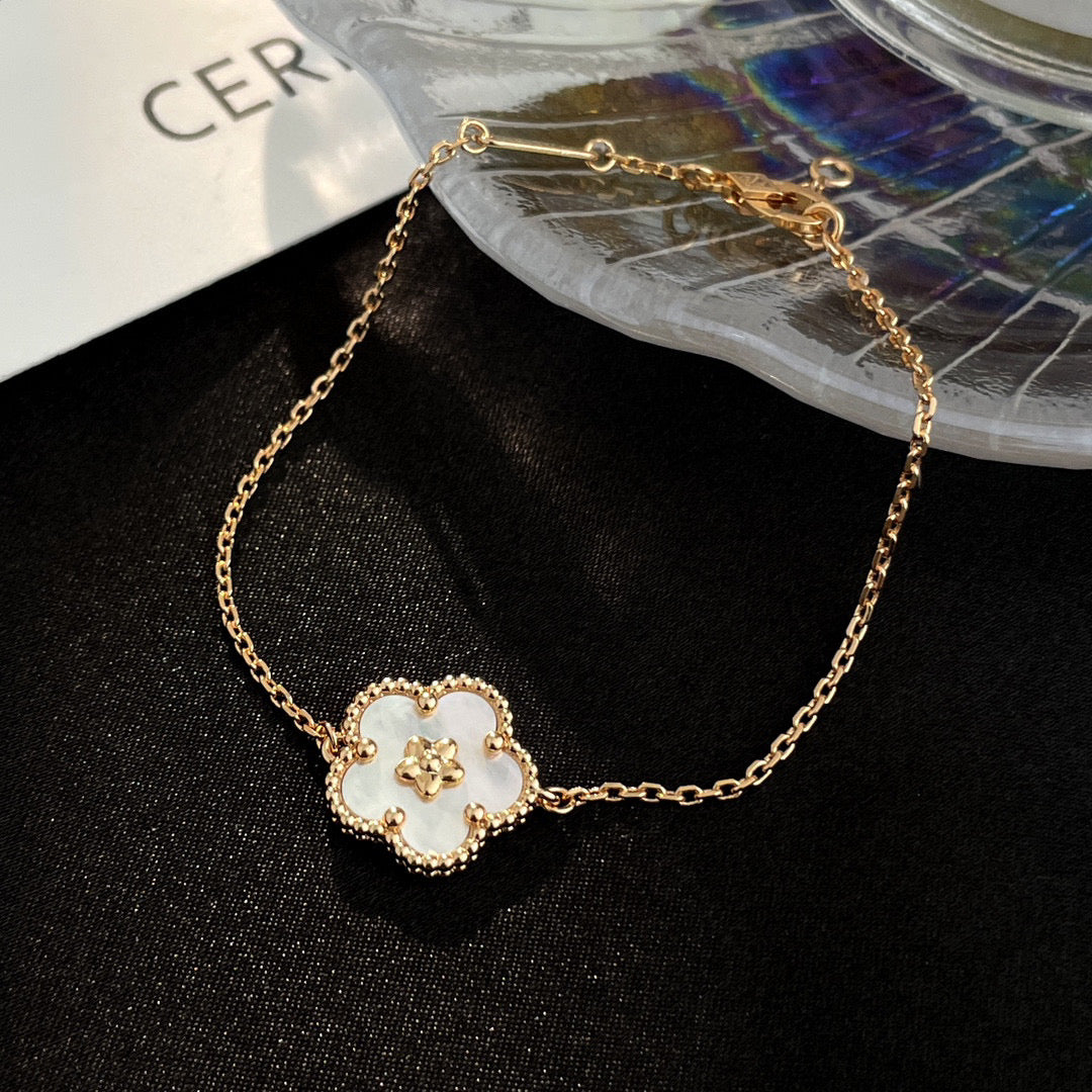 [Renovia Jewelry]LUCKY WHITE MOP PLUM BLOSSOM  BRACELET