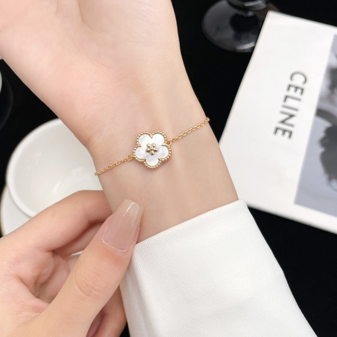 [Renovia Jewelry]LUCKY WHITE MOP PLUM BLOSSOM  BRACELET