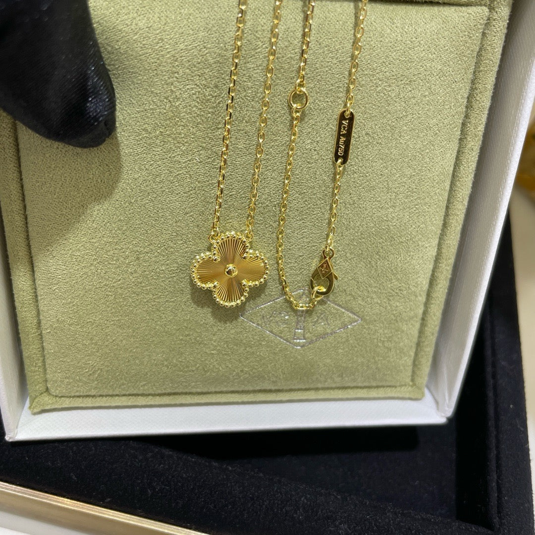 [Renovia Jewelry]CLOVER 15MM LASER NECKLACE
