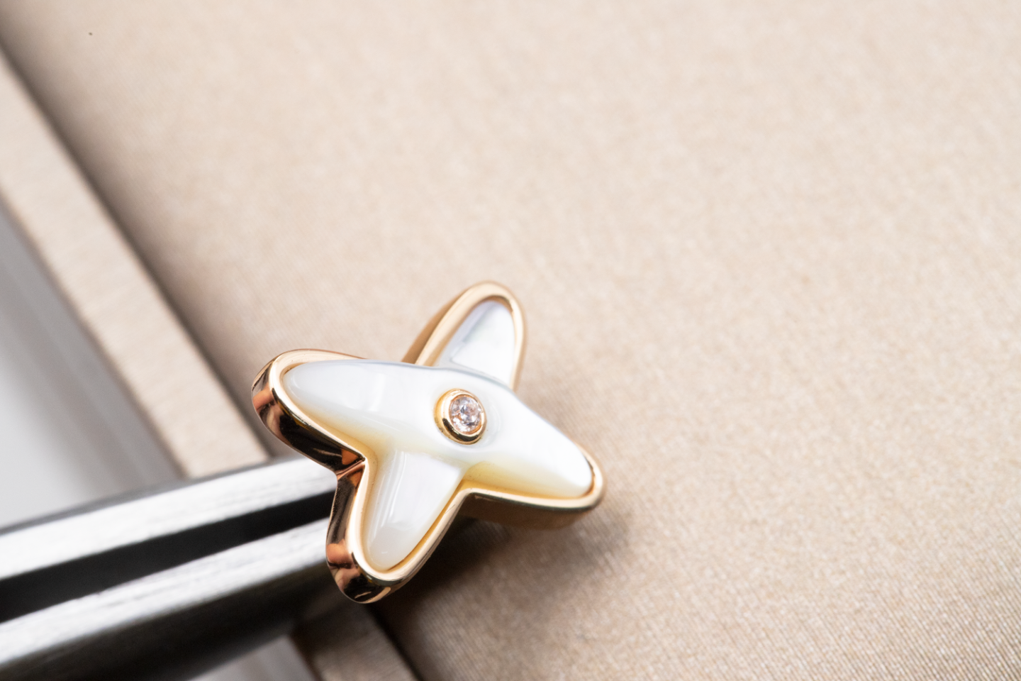 [Renovia Jewelry]JEUX DE WHITE MOP PINK GOLD DIAMOND EARRINGS