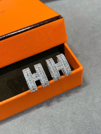 [Renovia Jewelry]H STUD EARRINGS WITH SILVER DIAMONDS