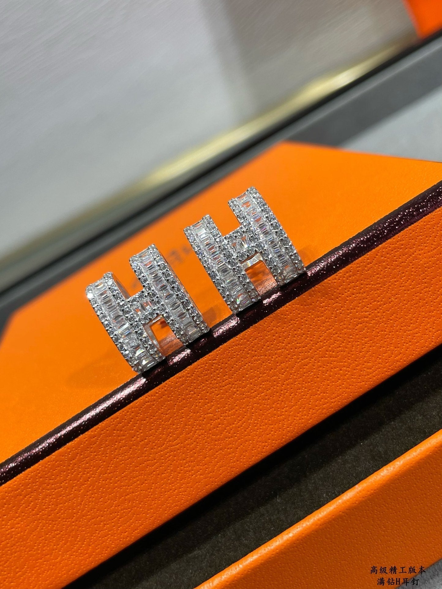 [Renovia Jewelry]H STUD EARRINGS WITH SILVER DIAMONDS