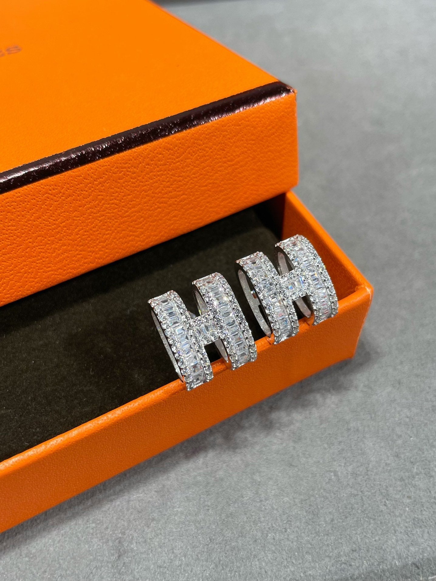 [Renovia Jewelry]H STUD EARRINGS WITH SILVER DIAMONDS