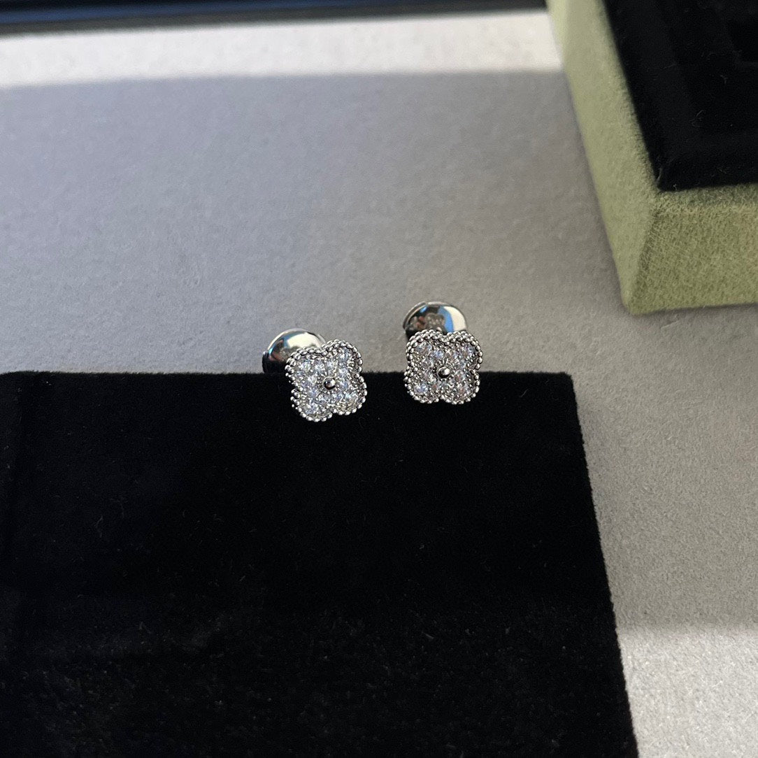 [Renovia Jewelry]CLOVER MINI DIAMOND STUD EARRINGS